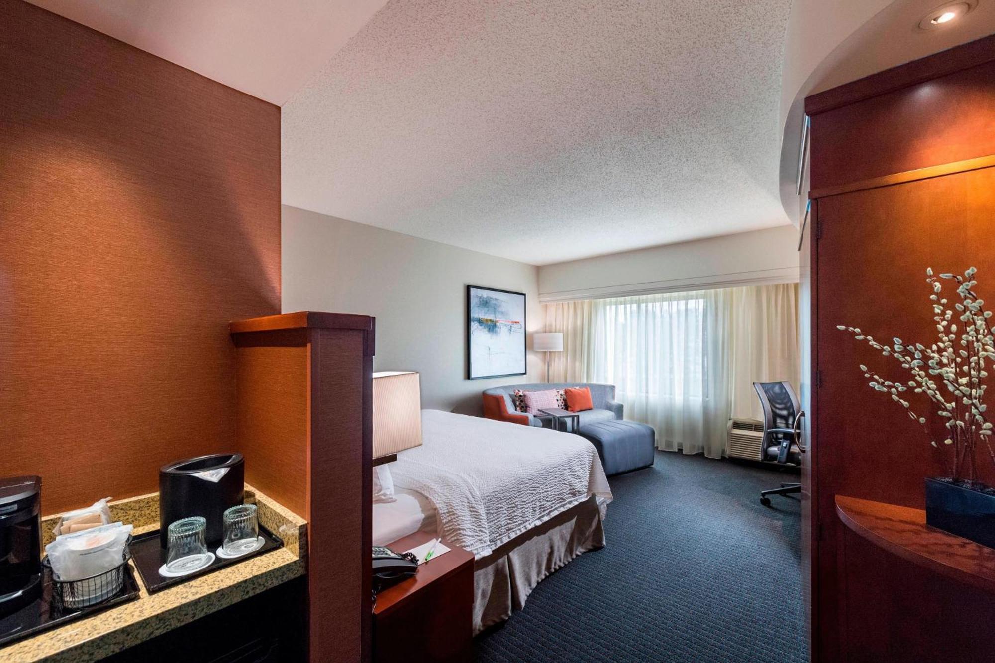 Courtyard By Marriott Atlanta Mall Of Georgia Hotel