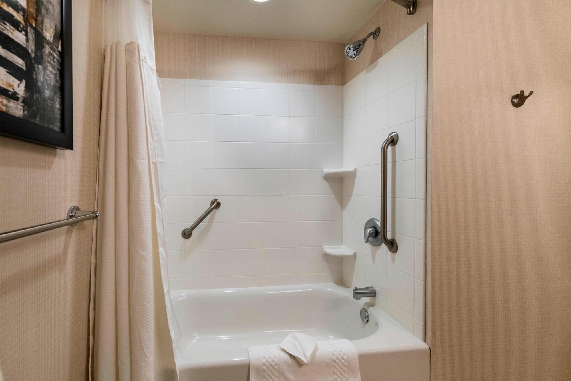 Courtyard By Marriott Atlanta Mall Of Georgia Hotel 3*