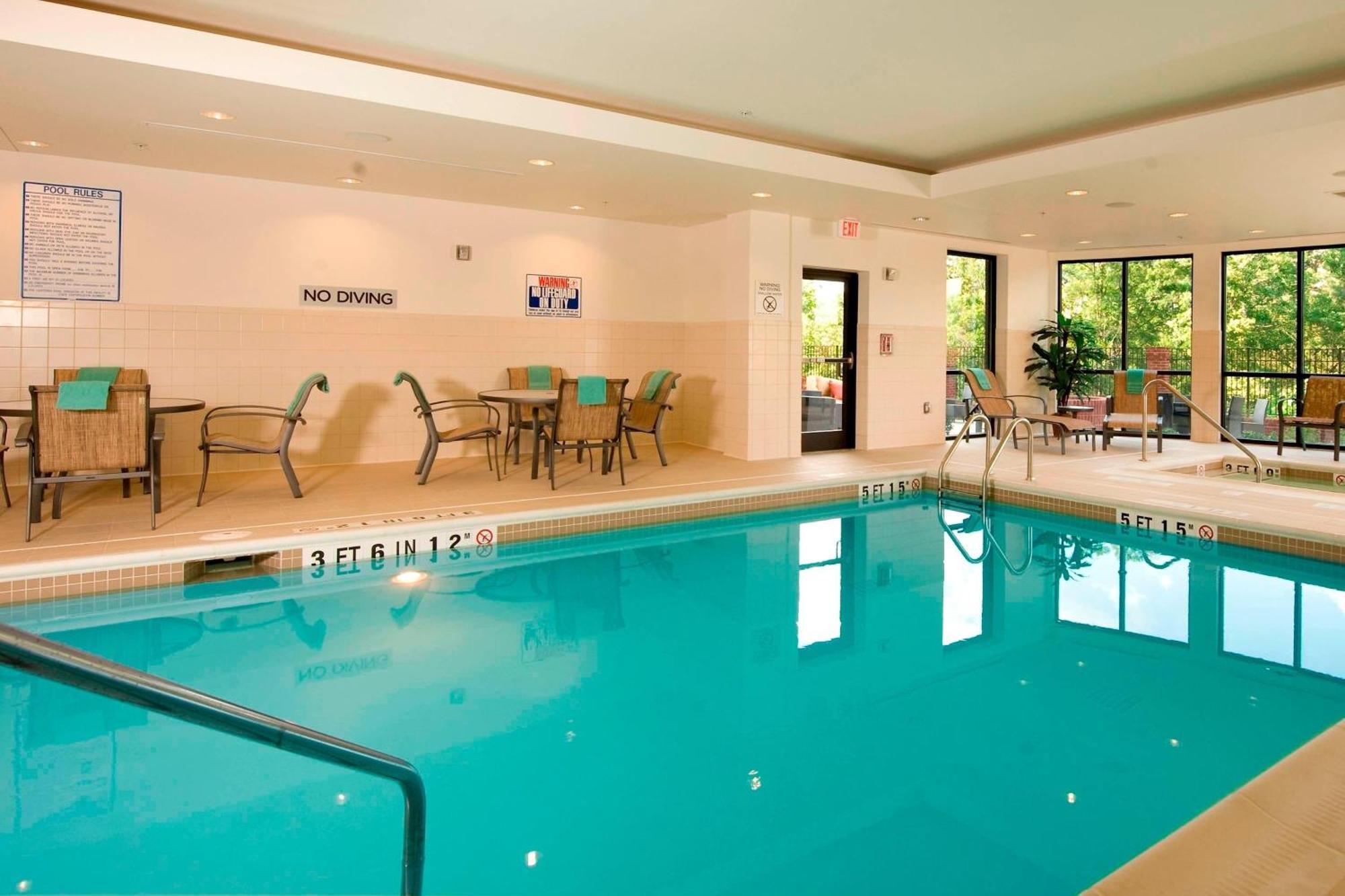 Hotel Courtyard By Marriott Atlanta Mall Of Georgia 3*