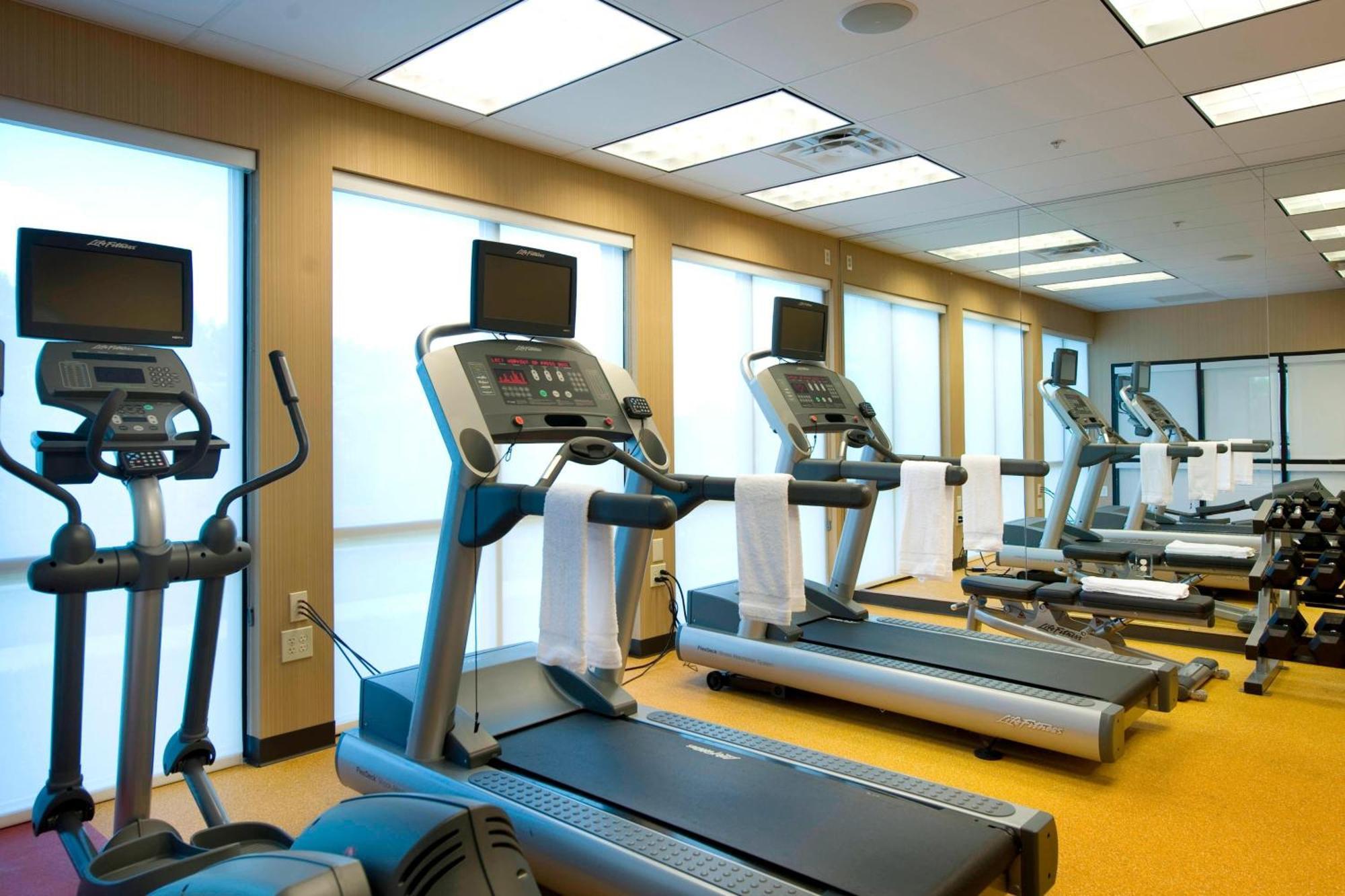 Hotel Courtyard By Marriott Atlanta Mall Of Georgia 3*
