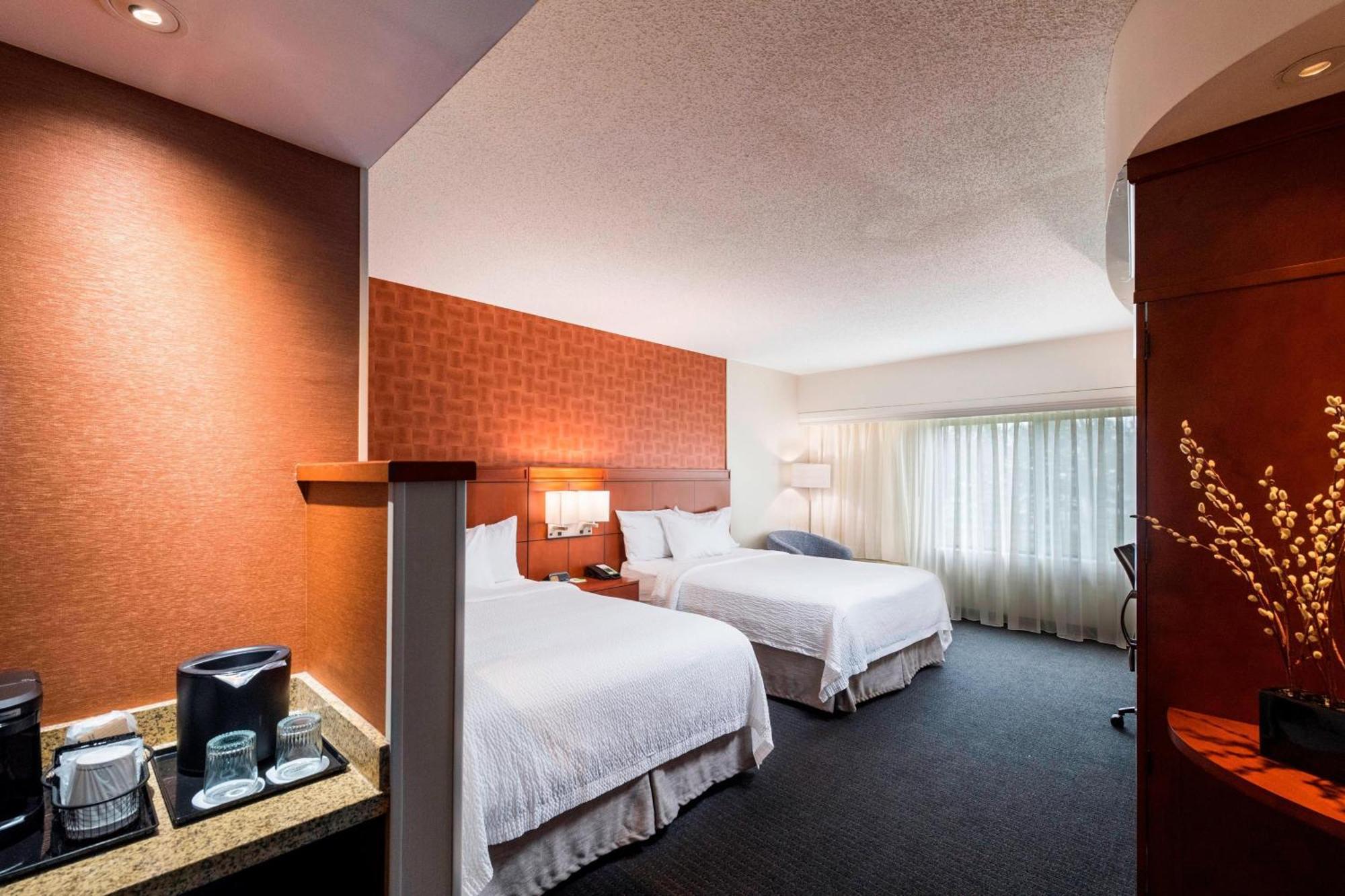 Courtyard By Marriott Atlanta Mall Of Georgia Hotel 3*