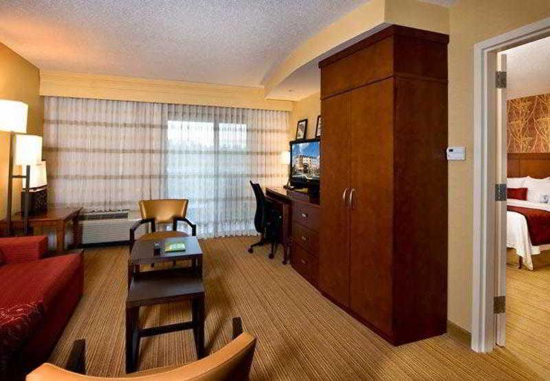 Courtyard By Marriott Atlanta Mall Of Georgia Hotel 3*